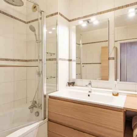 Apartamento Calm And Bright Flat With Parking In Historic Heart - Welkeys