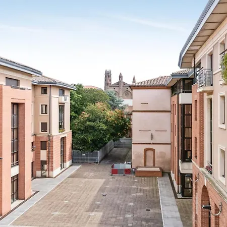 Calm And Bright Flat With Parking In Historic Heart - Welkeys Apartment *