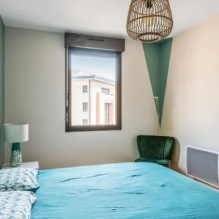 Calm And Bright Flat With Parking In Historic Heart - Welkeys